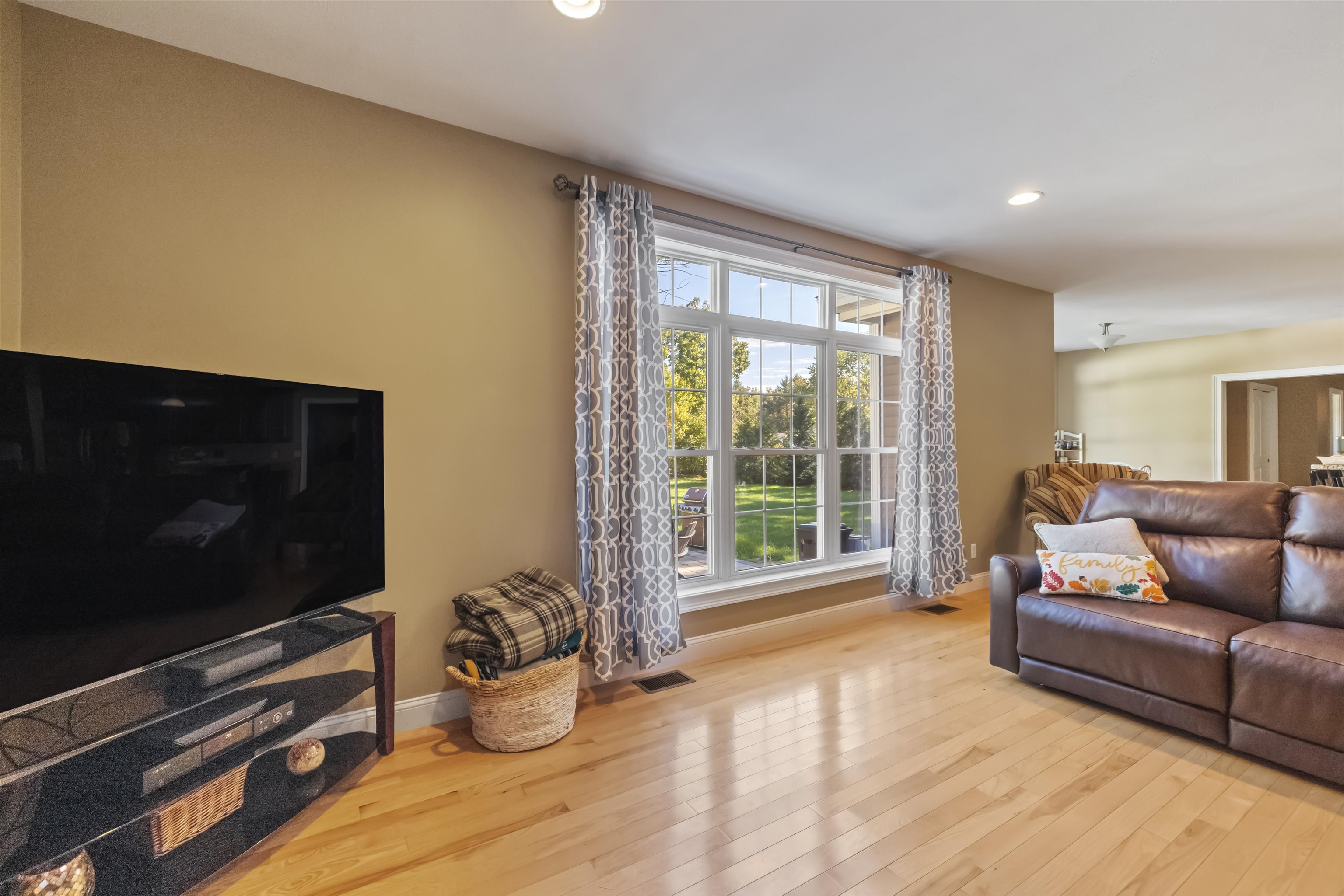 Auburn, New Hampshire 03032, United States, 4 Bedrooms Bedrooms, ,3 BathroomsBathrooms,Residential,Active,224345