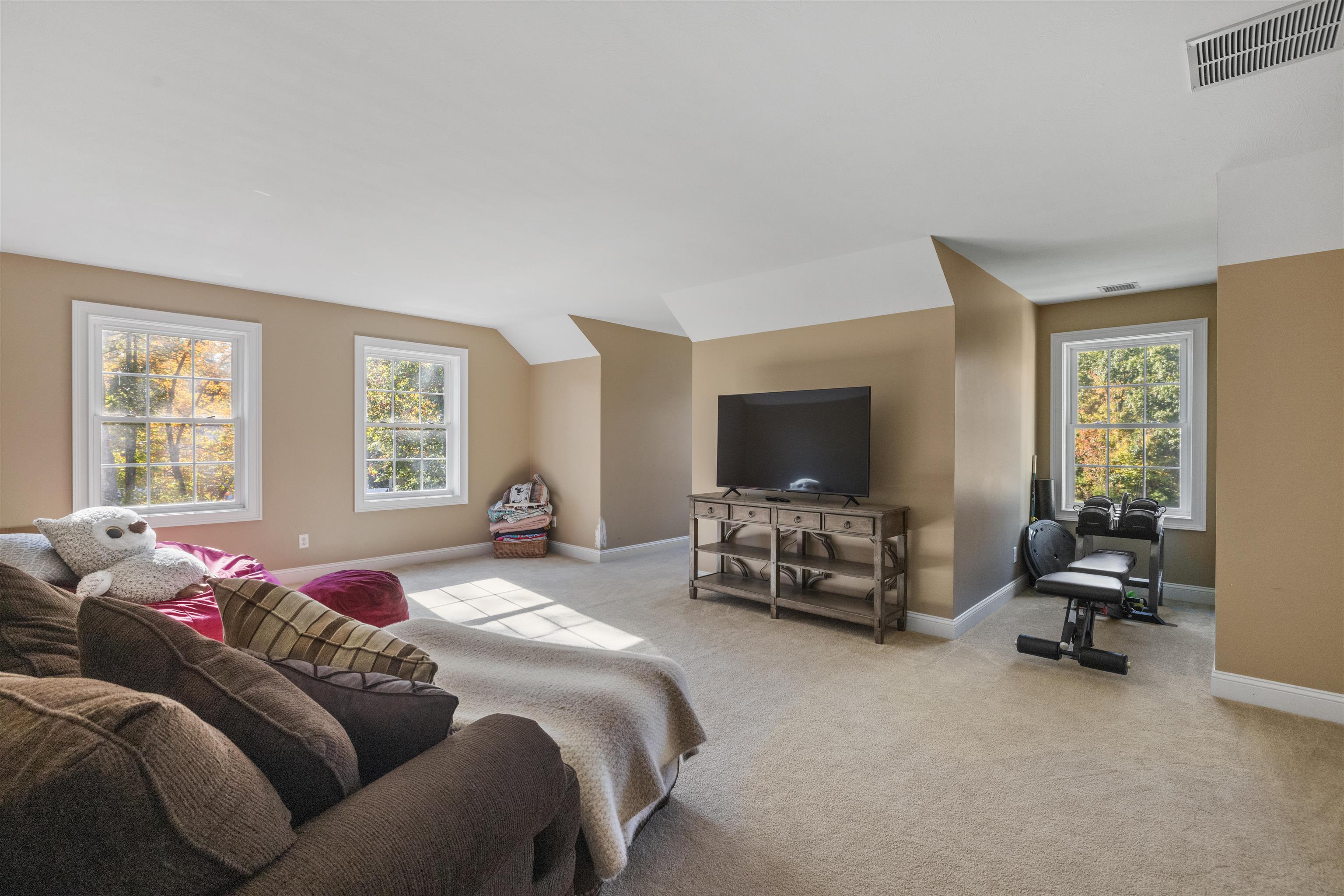 Auburn, New Hampshire 03032, United States, 4 Bedrooms Bedrooms, ,3 BathroomsBathrooms,Residential,Active,224345