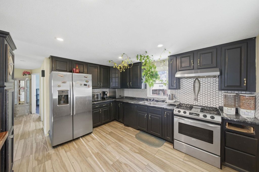 Photo of 32 Fairview Avenue, Nashua, NH 03060 (MLS # 5076236)