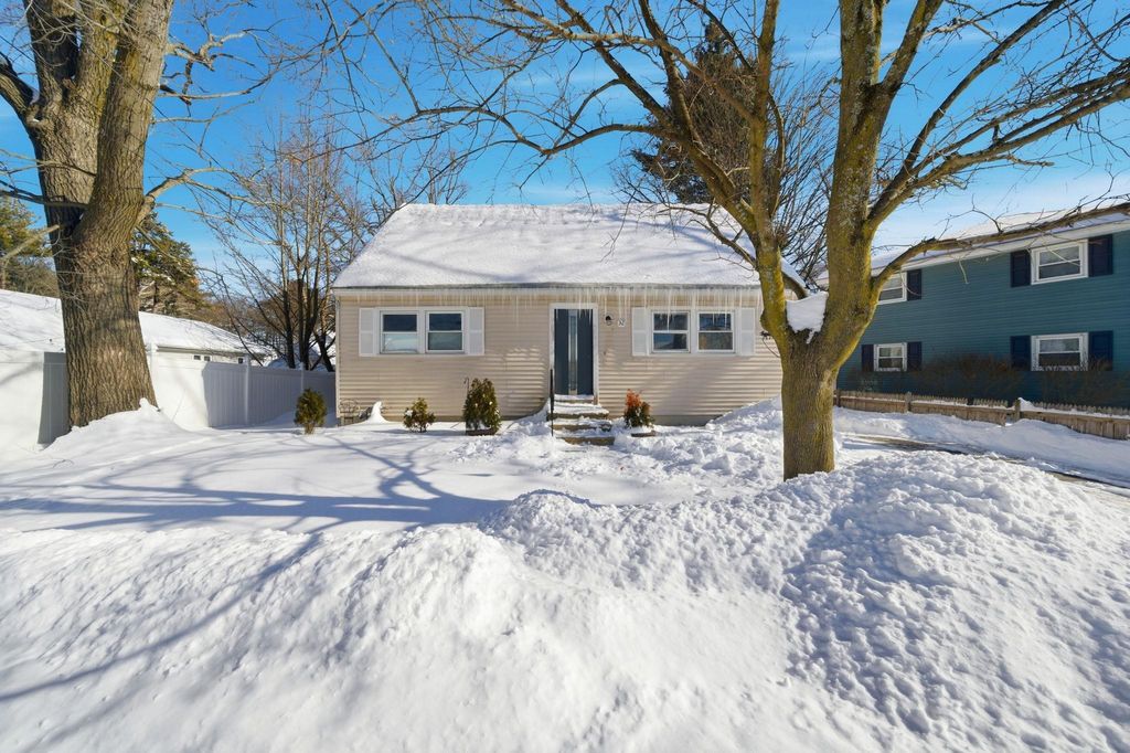 Photo of 32 Fairview Avenue, Nashua, NH 03060 (MLS # 5076236)