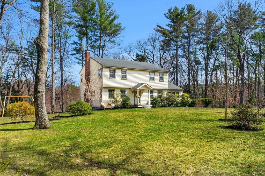 Photo of 11 Fairway Drive, Amherst, NH 03031 (MLS # 5084096)