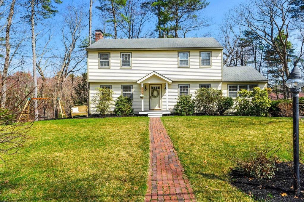 Photo of 11 Fairway Drive, Amherst, NH 03031 (MLS # 5084096)