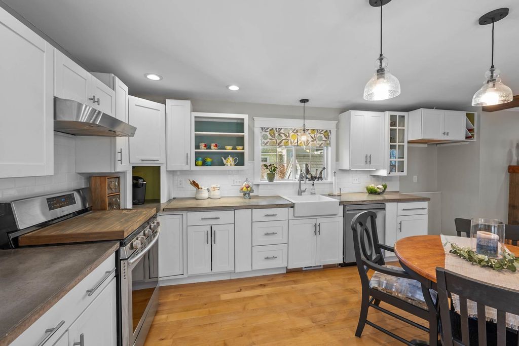 Photo of 166 Varney Street, Manchester, NH 03102 (MLS # 5070430)