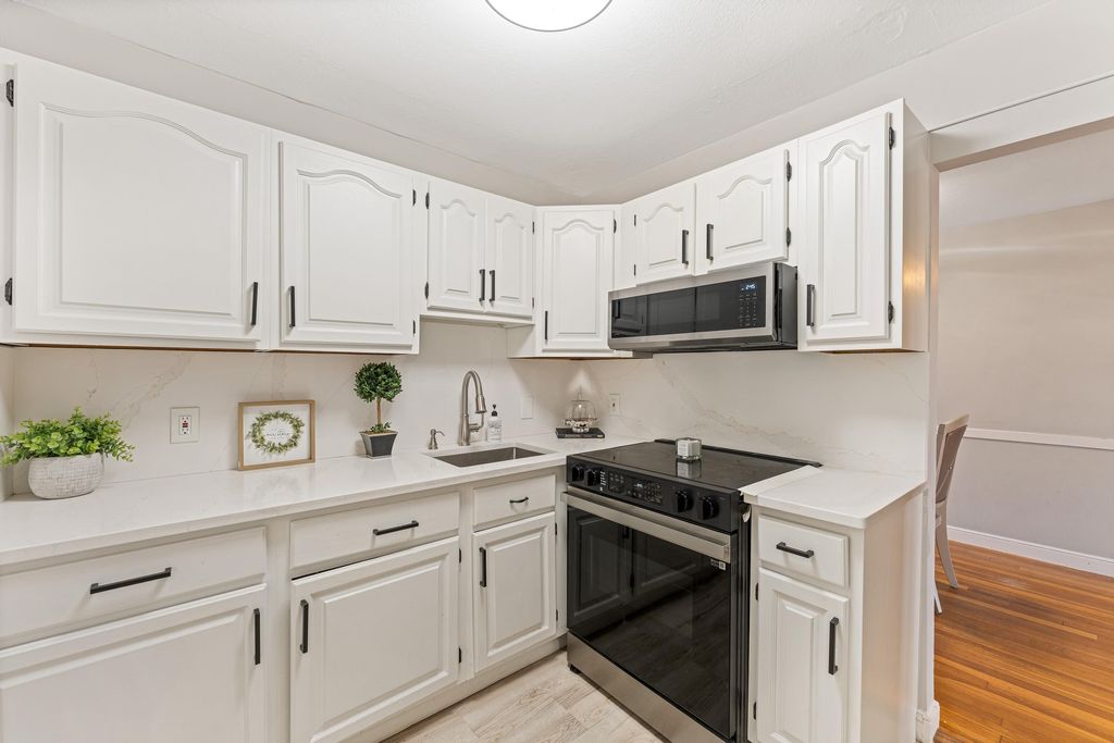 Photo of 4 Brook Road #8, Salem, NH 03079 (MLS # 5088090)