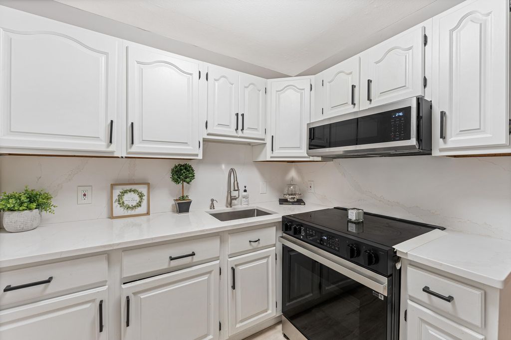 Photo of 4 Brook Road #8, Salem, NH 03079 (MLS # 5088090)