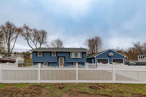 Photo of 25 Pelham Street, Nashua, NH 03063 (MLS # 5081930)