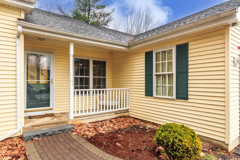Photo of 6 Lincoln Drive, Londonderry, NH 03053 (MLS # 5081174)