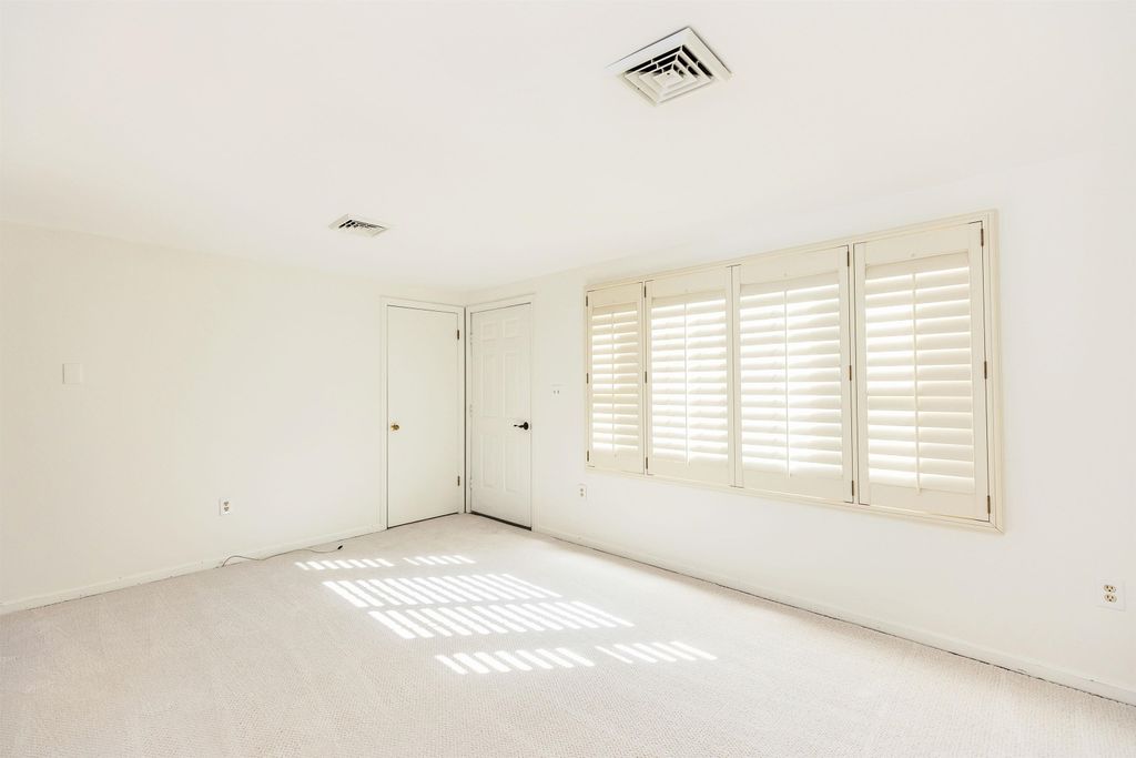 Photo of 4 Burlington Road, Nashua, NH 03062 (MLS # 5077966)