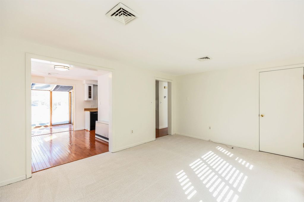 Photo of 4 Burlington Road, Nashua, NH 03062 (MLS # 5077966)