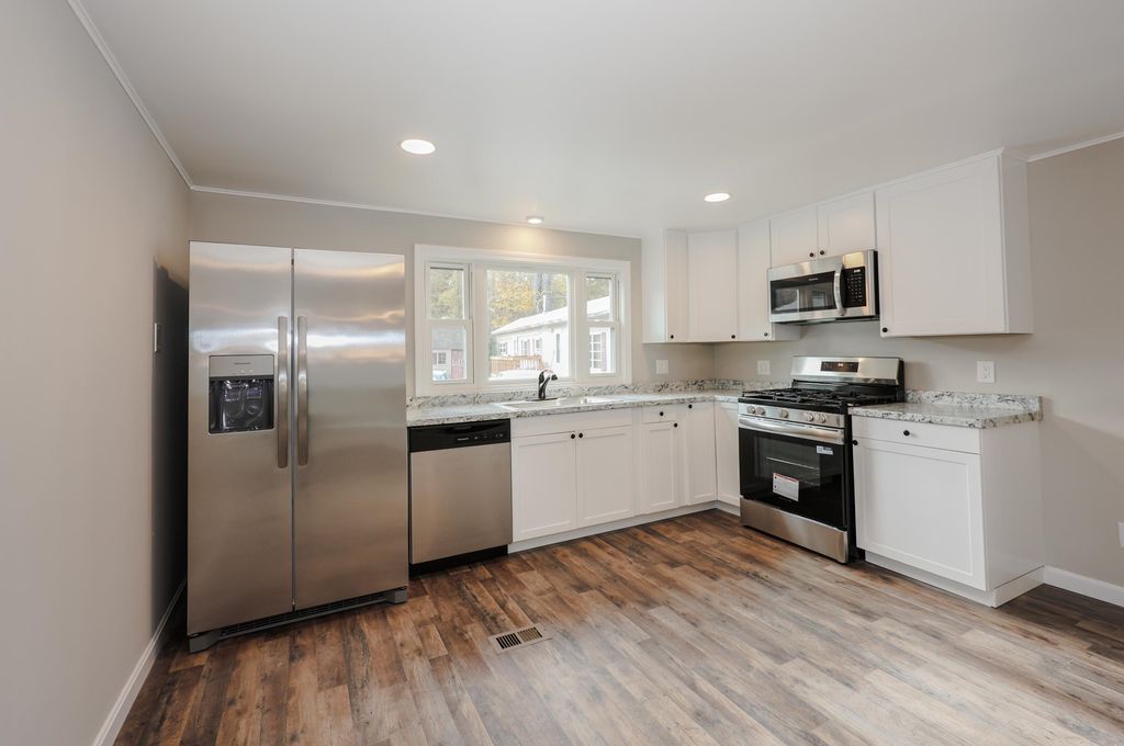 Photo of 11 Bradford Lane, Litchfield, NH 03052 (MLS # 5066979)