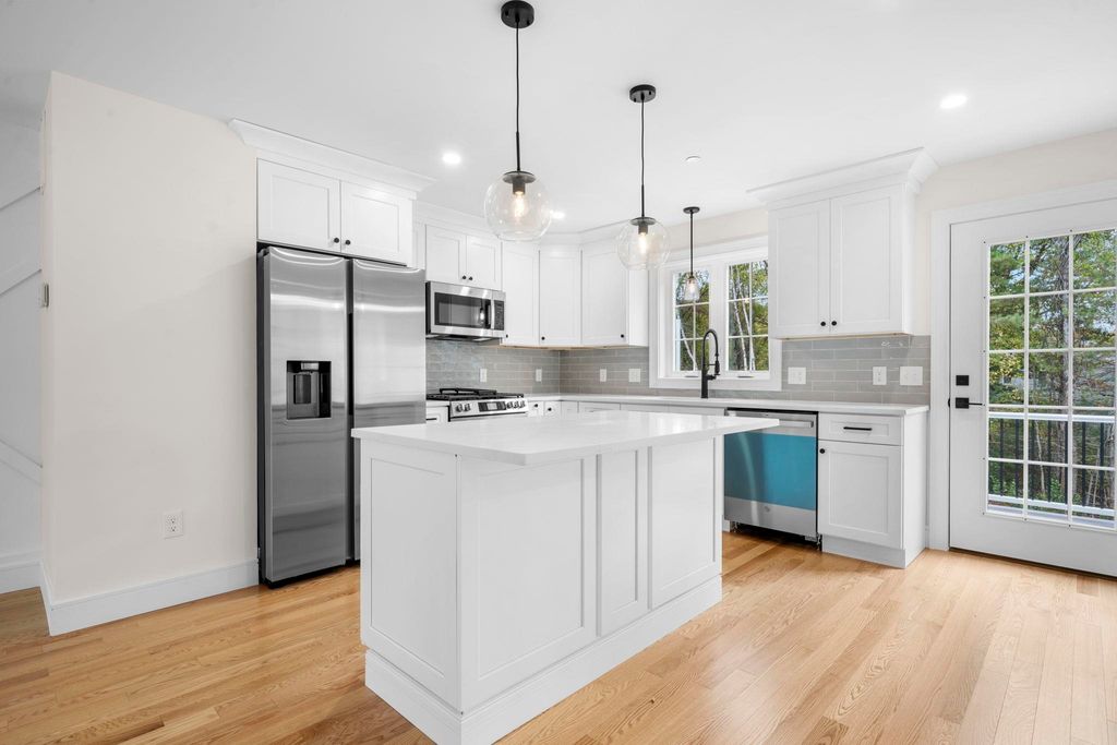 Photo of 14 Mohawk Drive, Londonderry, NH 03053 (MLS # 5065252)