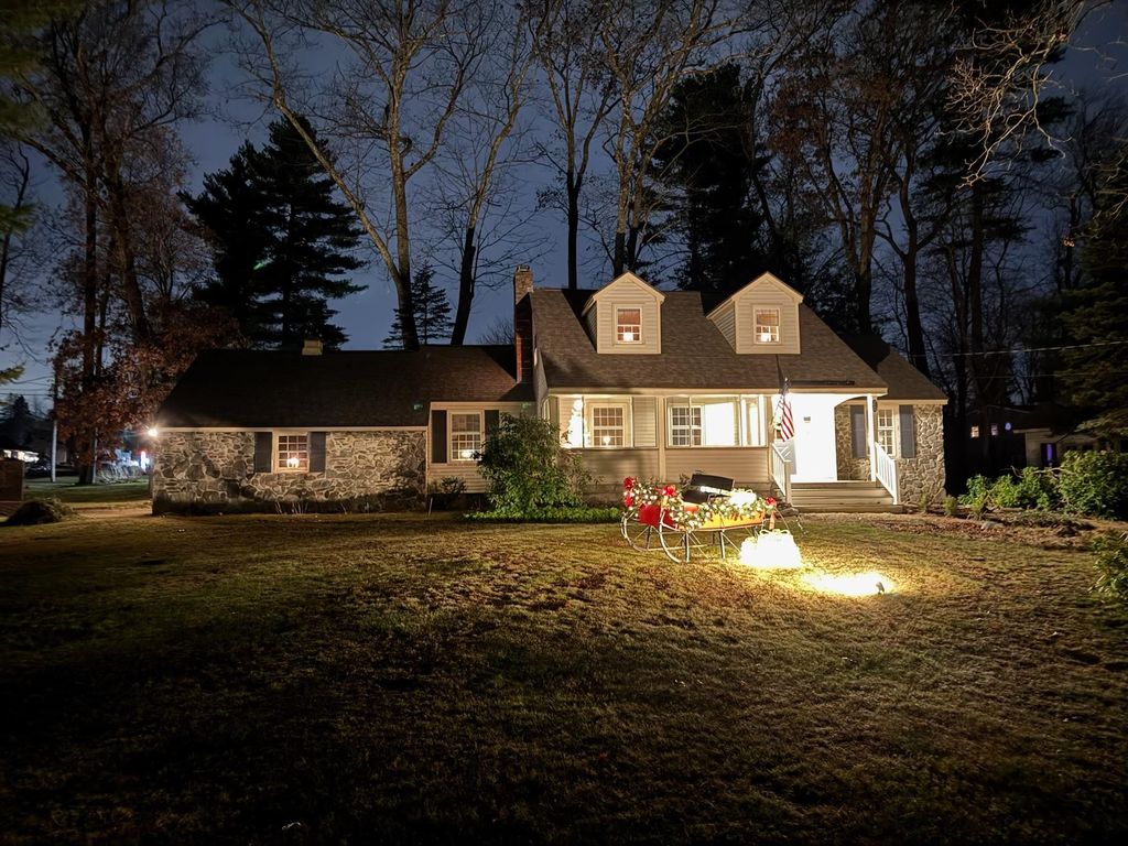 Photo of 20 Ashwood Avenue, Salem, NH 03079 (MLS # 5069606)