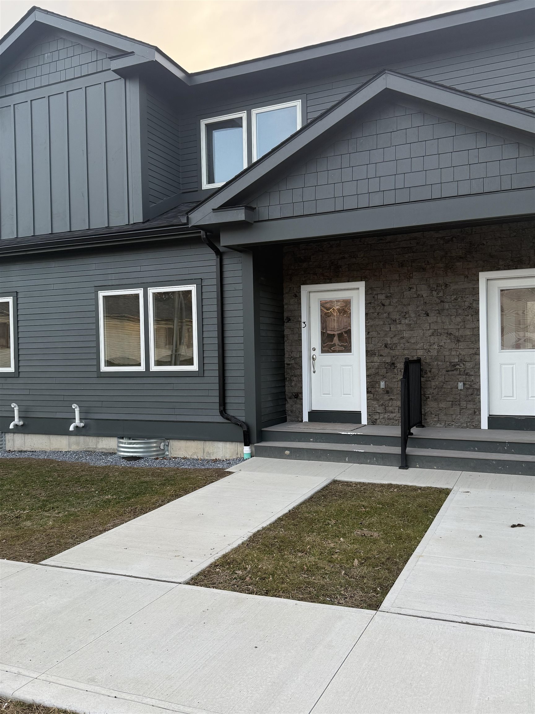 Vergennes, Vermont 05491, United States, 3 Bedrooms Bedrooms, ,2 BathroomsBathrooms,Residential,Active,92388