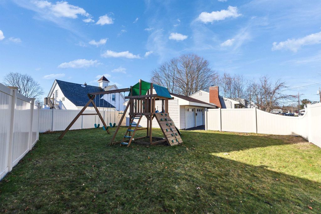 Photo of 35 Little Avenue, Manchester, NH 03109 (MLS # 5071284)