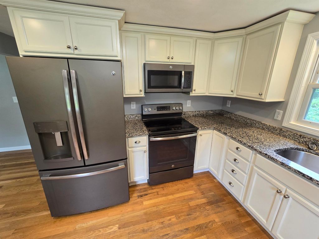 Photo of 7 Loretta Avenue, Pelham, NH 03076 (MLS # 5065144)
