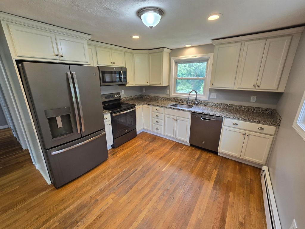 Photo of 7 Loretta Avenue, Pelham, NH 03076 (MLS # 5065144)