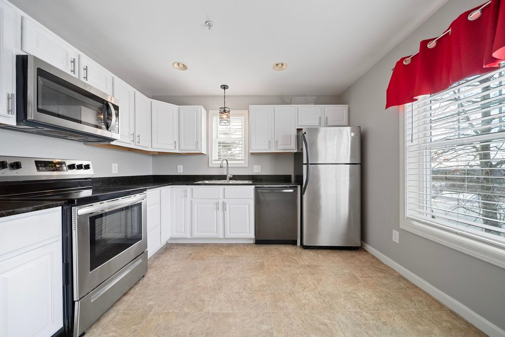 Photo of 146 Karatzas Avenue, Manchester, NH 03104 (MLS # 5072422)