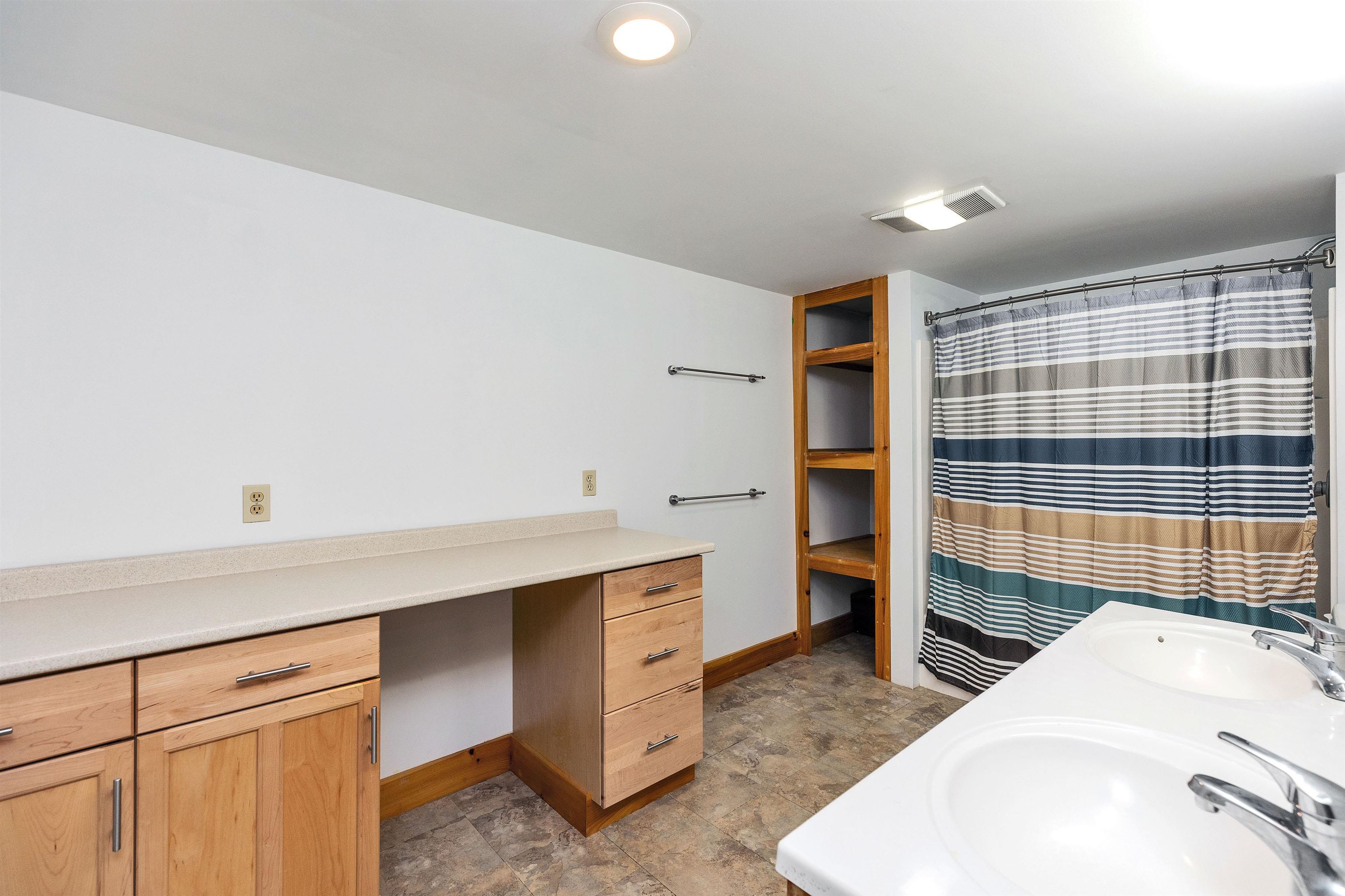 Bennington, New Hampshire 03442, United States, 2 Bedrooms Bedrooms, ,3 BathroomsBathrooms,Residential,Active,135580