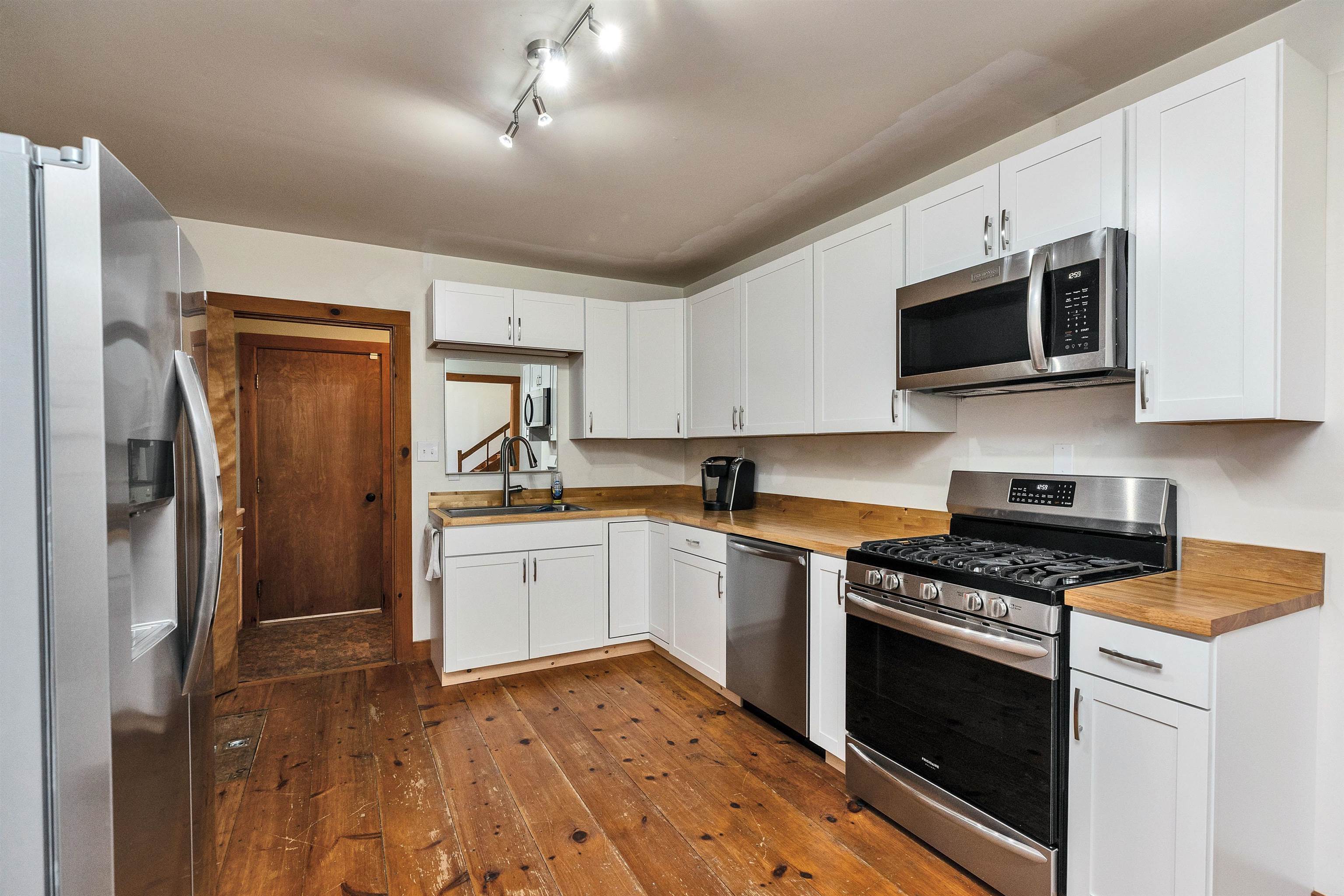 Bennington, New Hampshire 03442, United States, 2 Bedrooms Bedrooms, ,3 BathroomsBathrooms,Residential,Active,135580