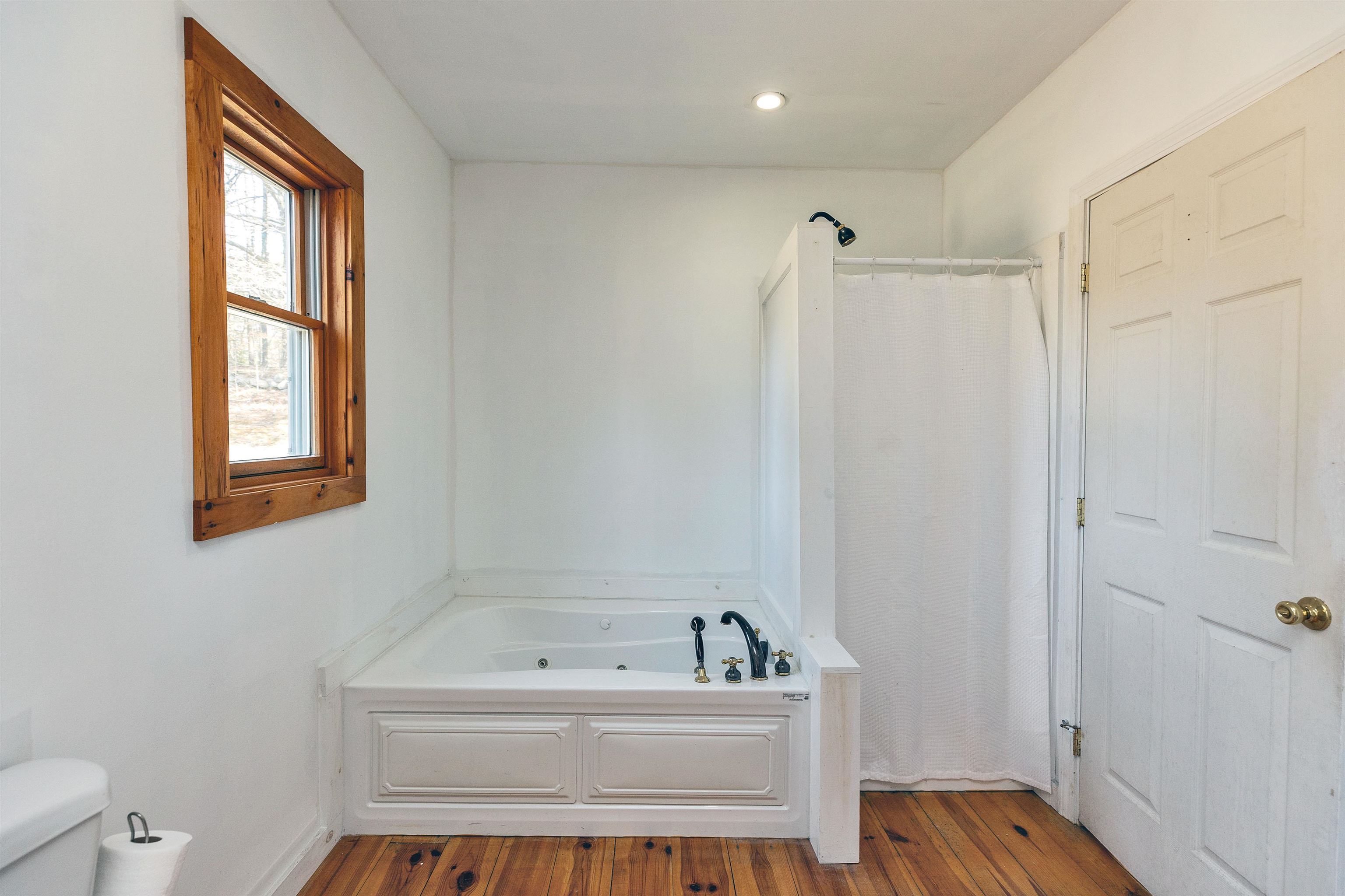 Bennington, New Hampshire 03442, United States, 2 Bedrooms Bedrooms, ,3 BathroomsBathrooms,Residential,Active,135580