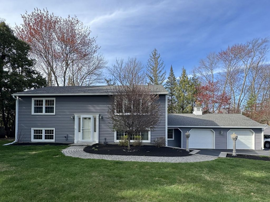 Photo of 6 Castle Drive, Hooksett, NH 03106 (MLS # 5085835)