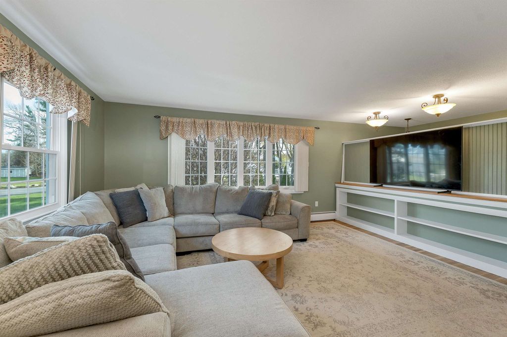 Photo of 6 Castle Drive, Hooksett, NH 03106 (MLS # 5085835)