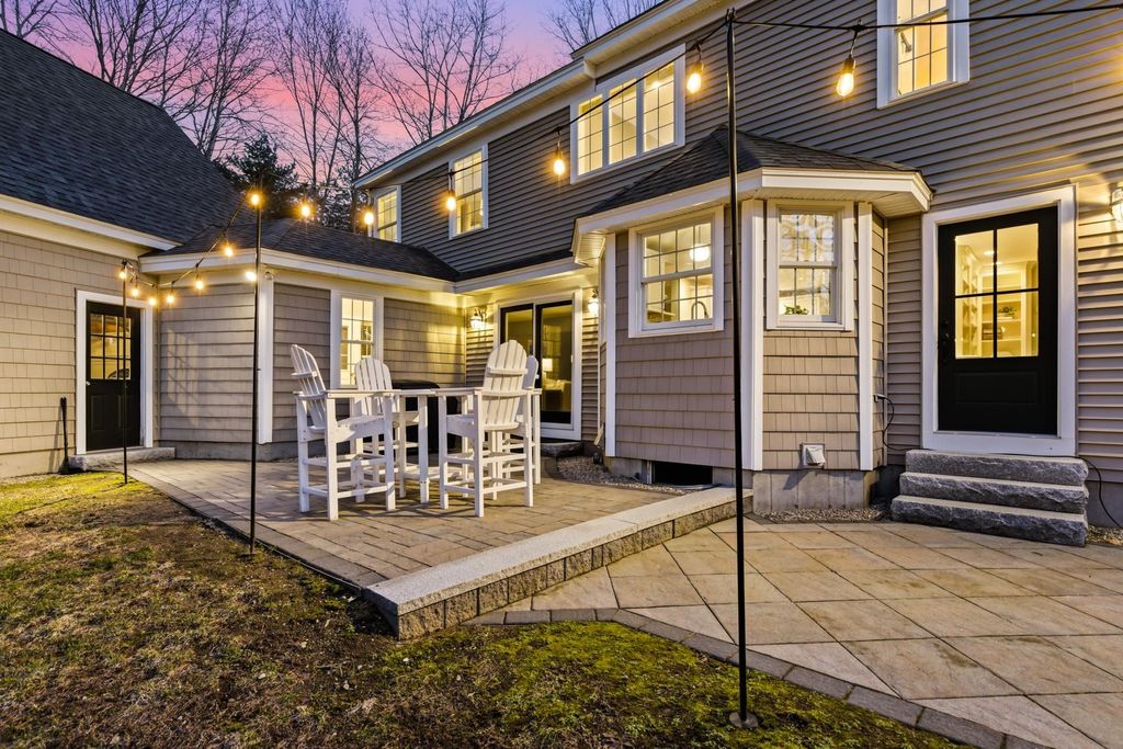 Photo of 35 Winterberry Lane, Stratham, NH 03885 (MLS # 5083500)