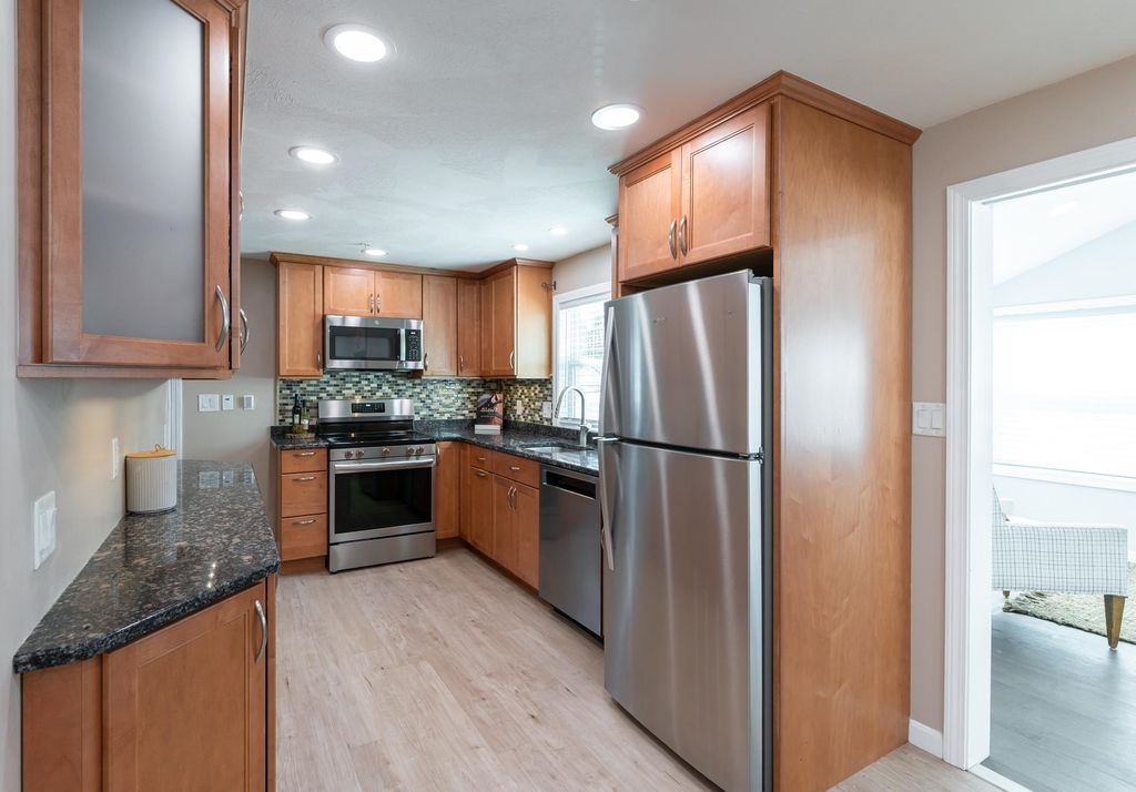 Photo of 8 Ridgeview Avenue, Salem, NH 03079 (MLS # 5078979)