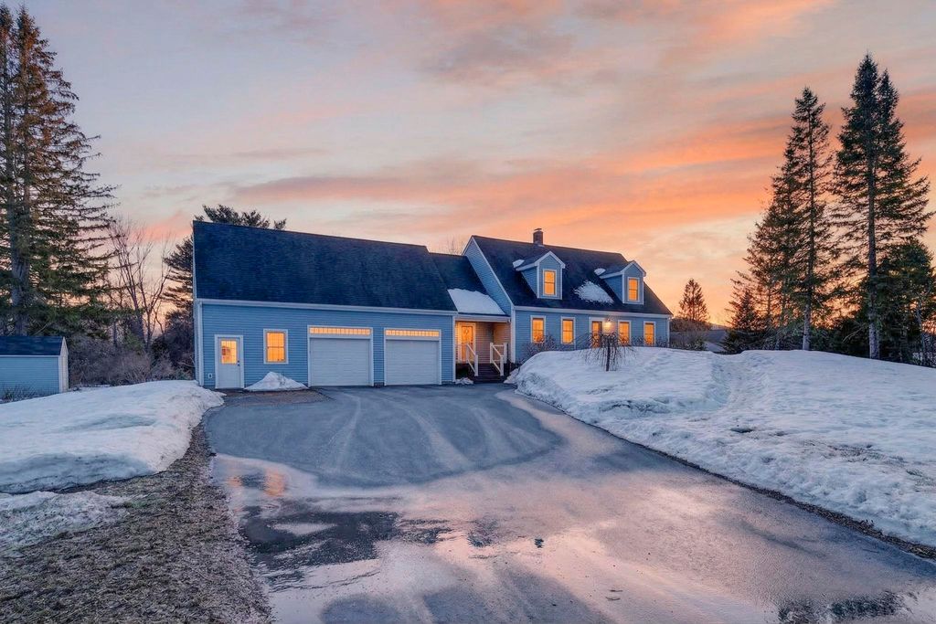 Photo of 10 Autumn Street, Goffstown, NH 03045 (MLS # 5078611)