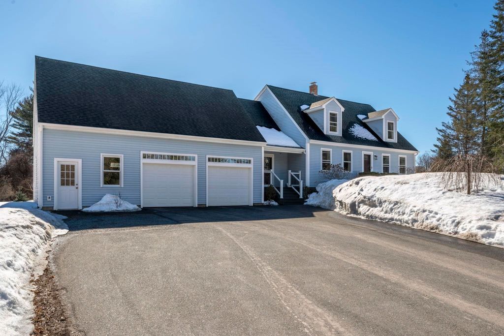 Photo of 10 Autumn Street, Goffstown, NH 03045 (MLS # 5078611)