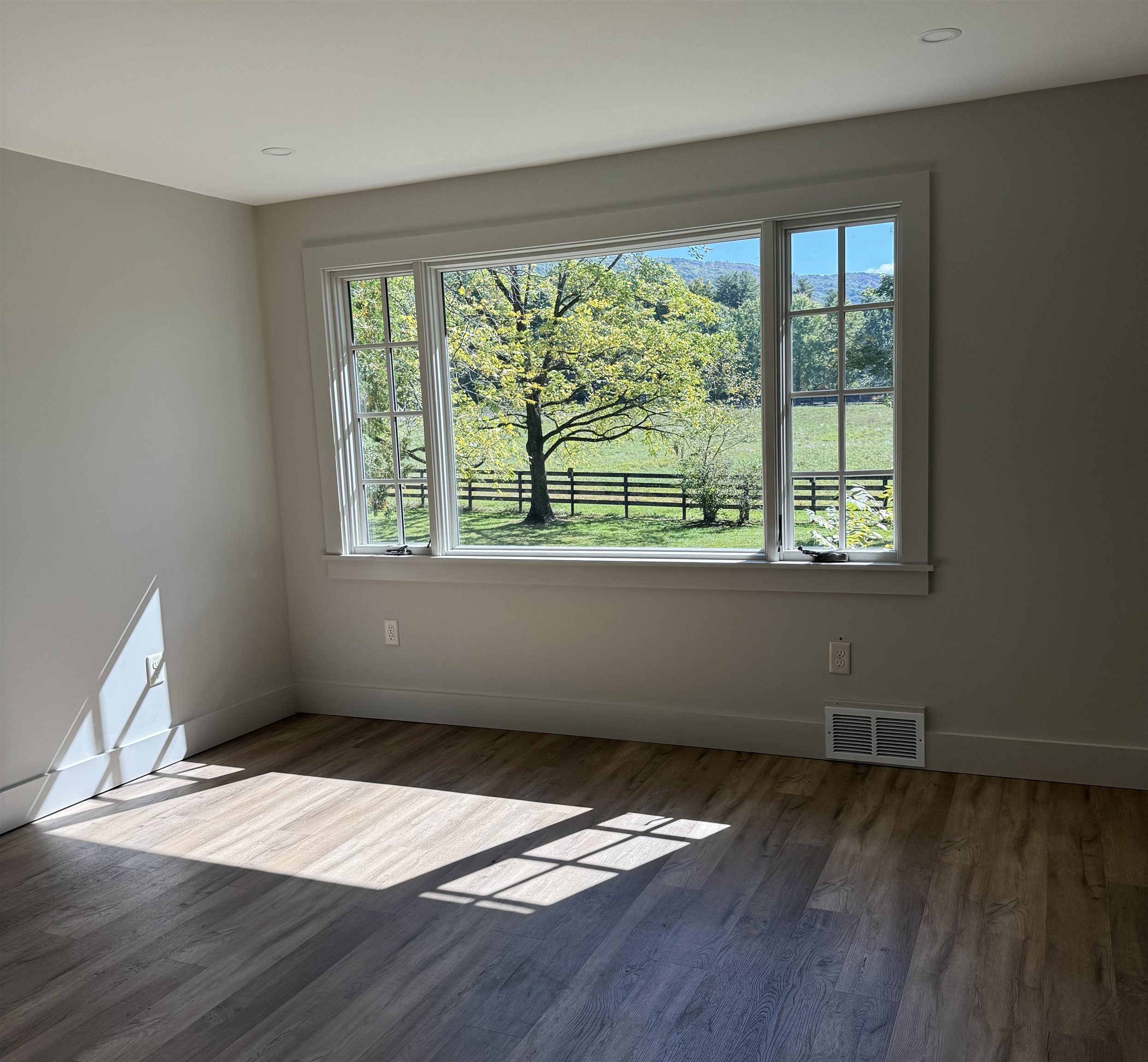 Middlebury, Vermont 05753, United States, 2 Bedrooms Bedrooms, ,1 BathroomBathrooms,Residential,Pending,41650