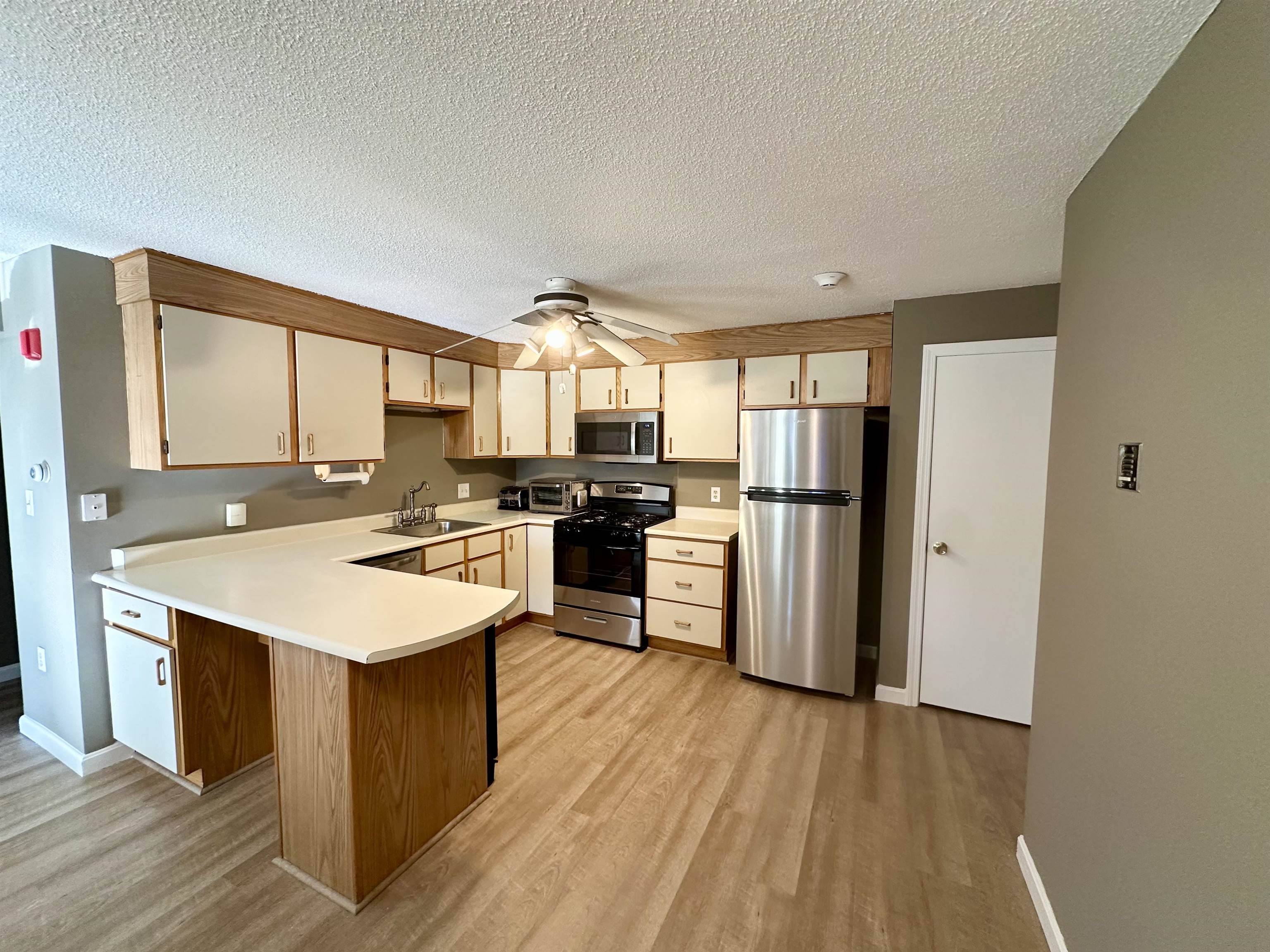 Nashua, New Hampshire 03063, United States, 2 Bedrooms Bedrooms, ,1 BathroomBathrooms,Residential,Pending,112067