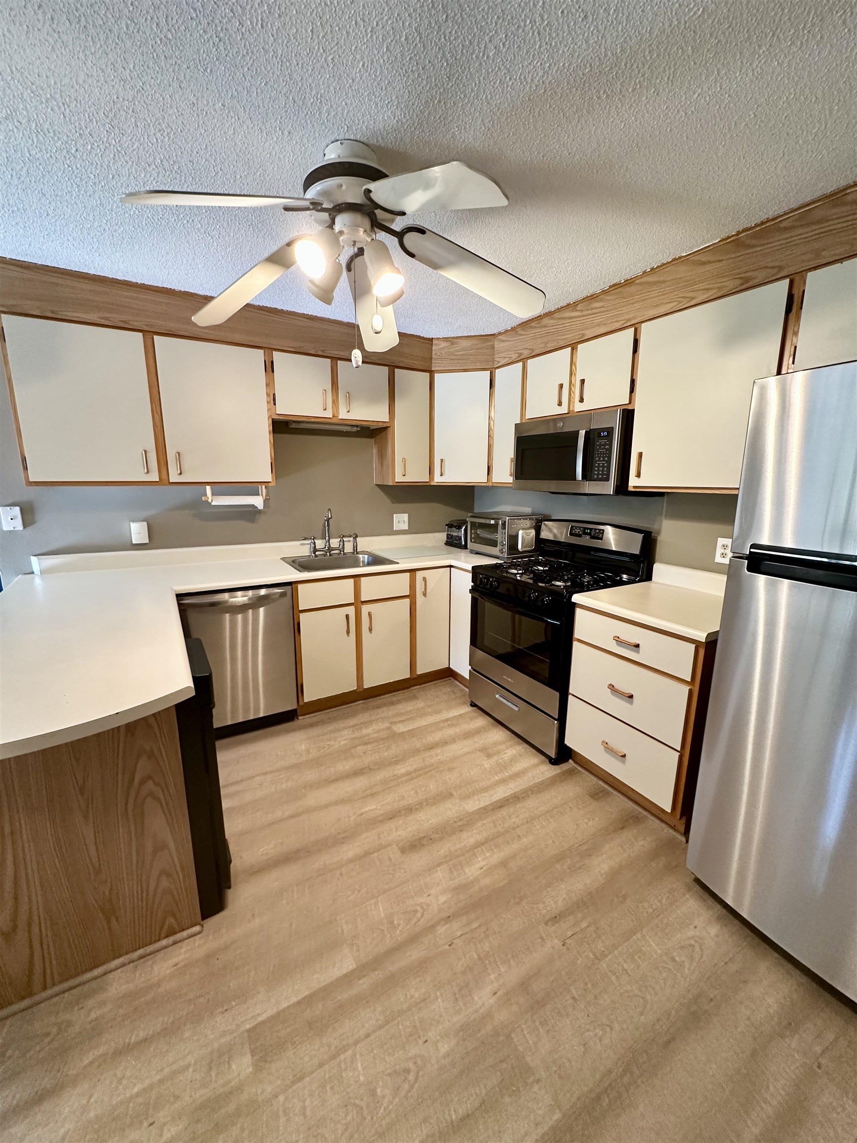 Nashua, New Hampshire 03063, United States, 2 Bedrooms Bedrooms, ,1 BathroomBathrooms,Residential,Pending,112067