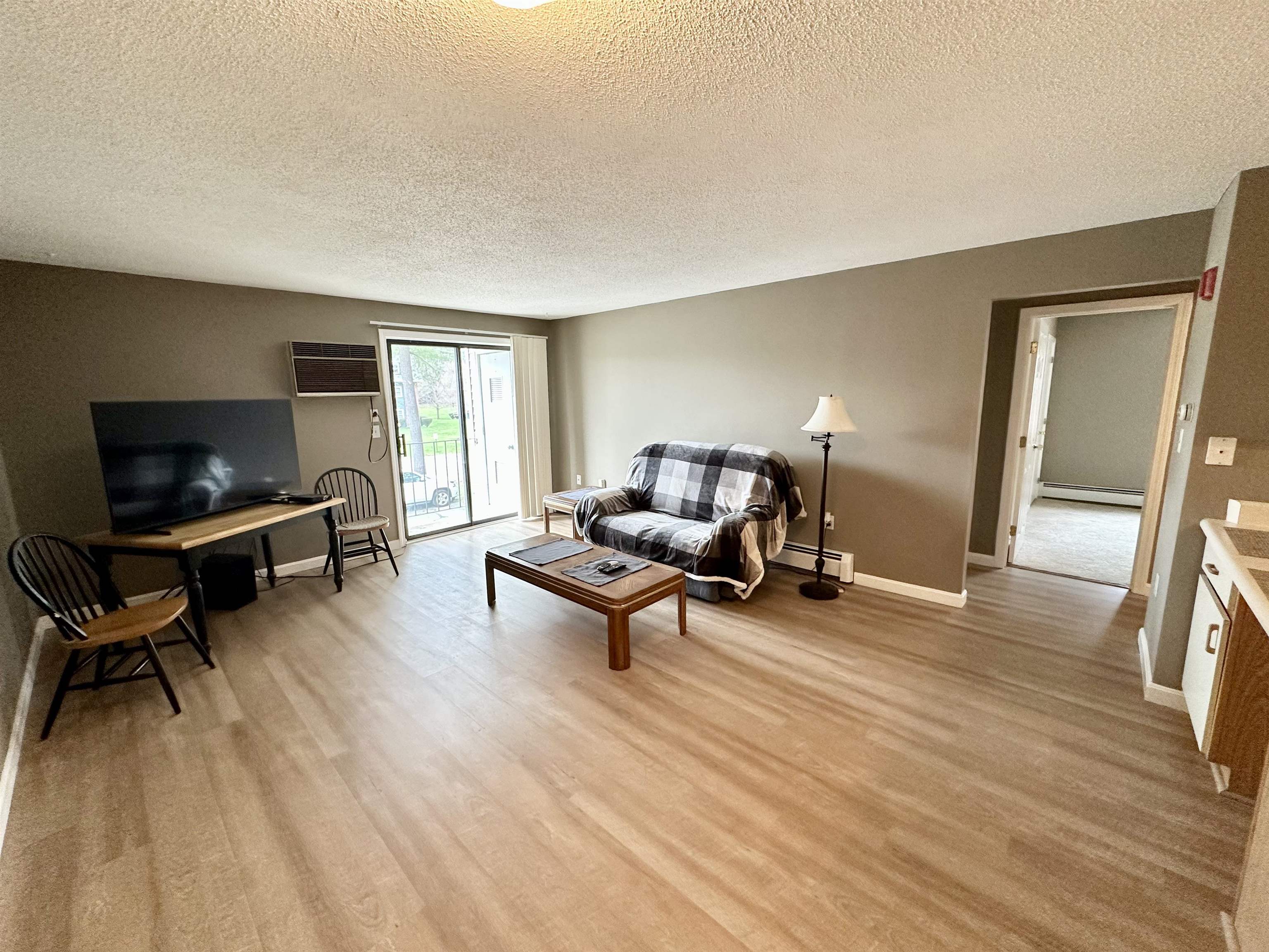 Nashua, New Hampshire 03063, United States, 2 Bedrooms Bedrooms, ,1 BathroomBathrooms,Residential,Pending,112067