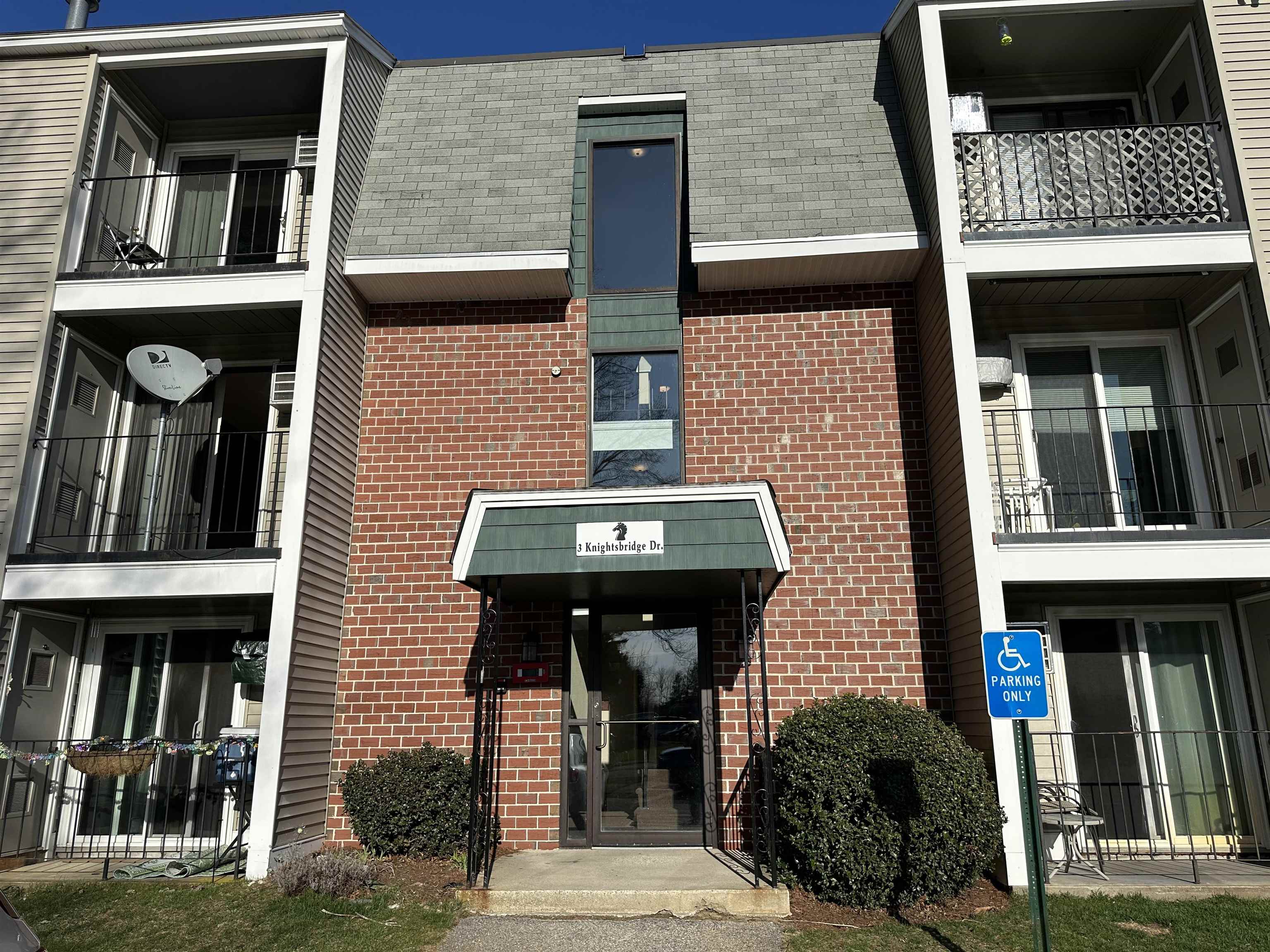 Nashua, New Hampshire 03063, United States, 2 Bedrooms Bedrooms, ,1 BathroomBathrooms,Residential,Pending,112067