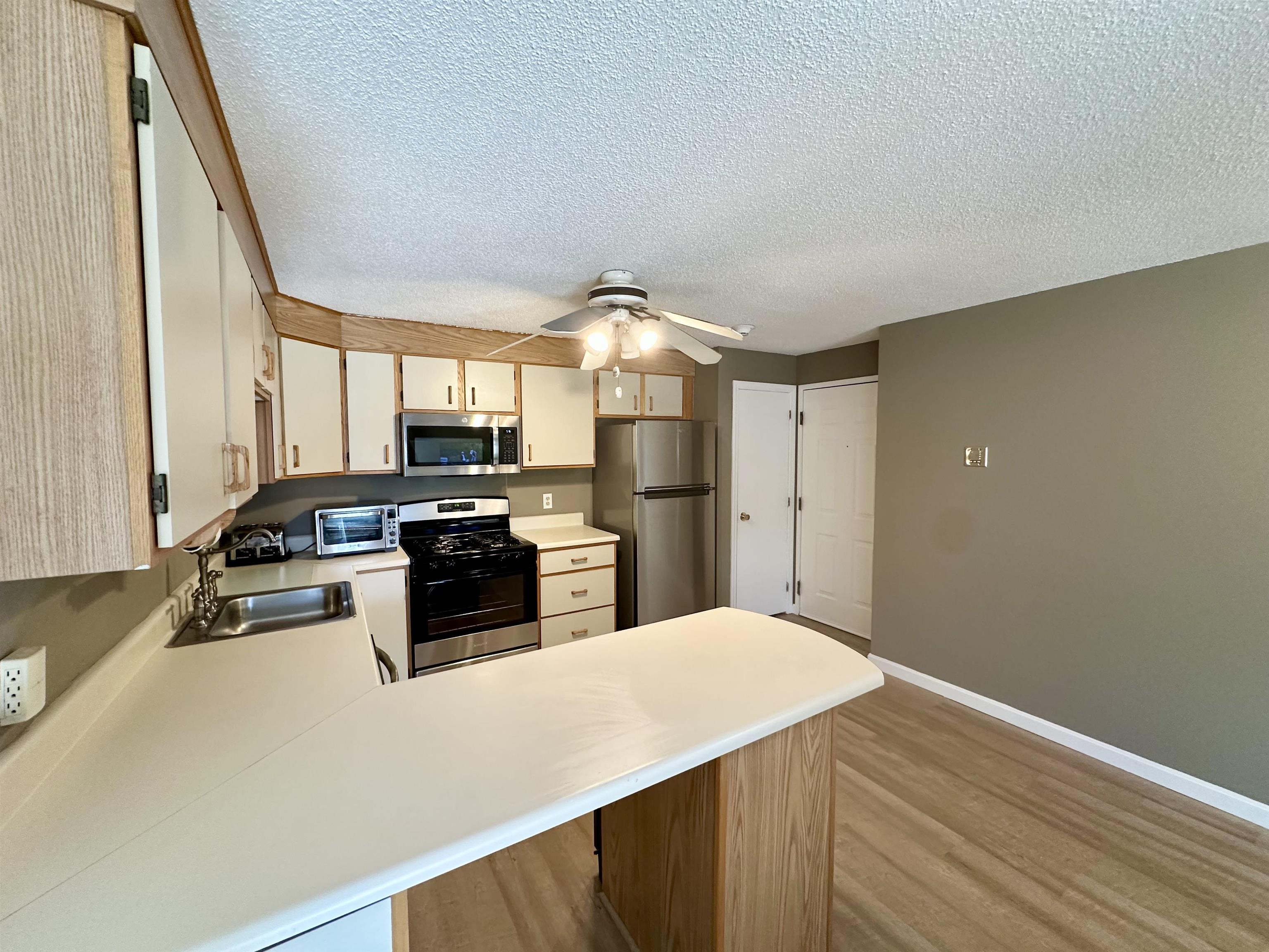 Nashua, New Hampshire 03063, United States, 2 Bedrooms Bedrooms, ,1 BathroomBathrooms,Residential,Pending,112067