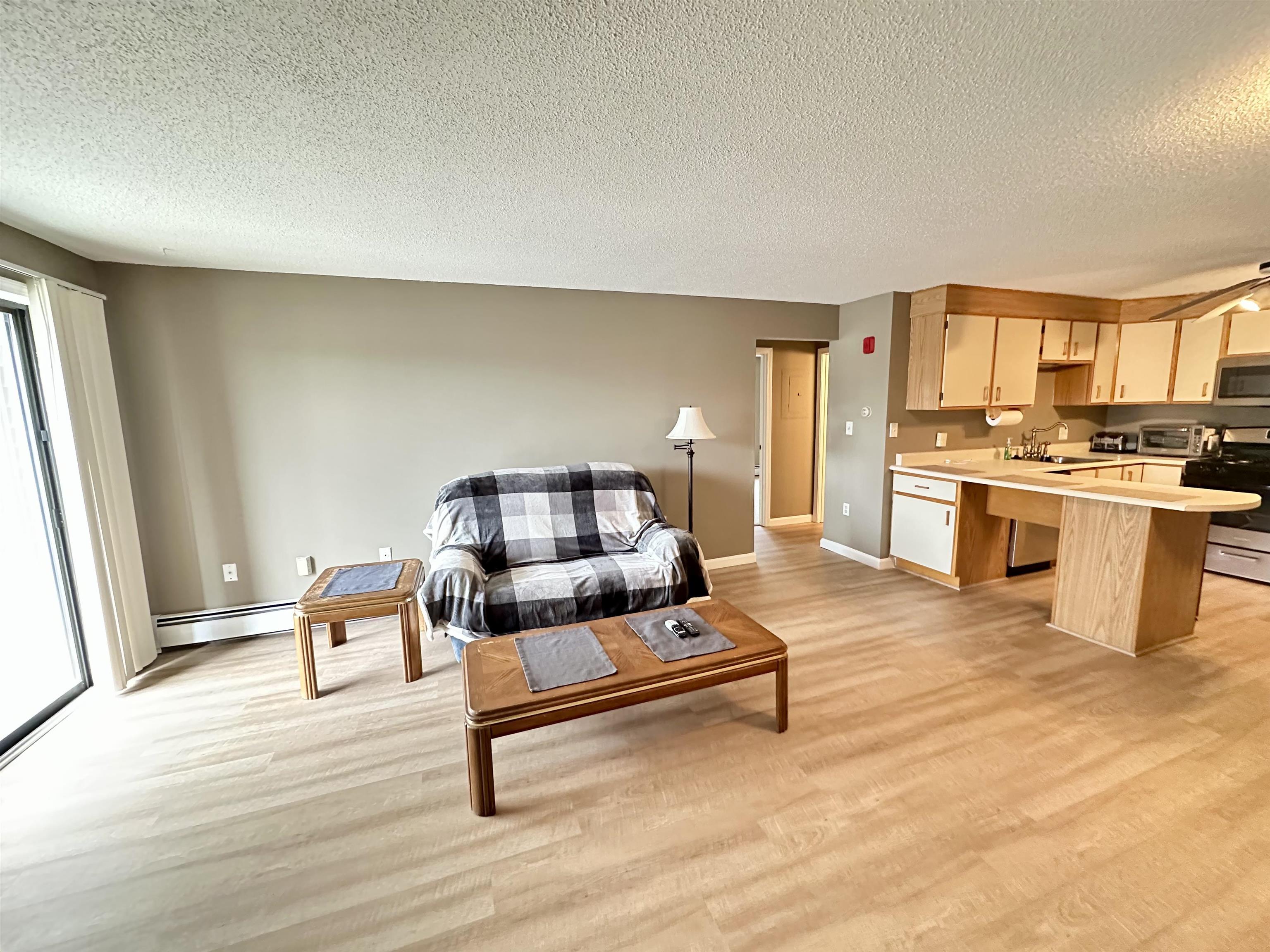 Nashua, New Hampshire 03063, United States, 2 Bedrooms Bedrooms, ,1 BathroomBathrooms,Residential,Pending,112067