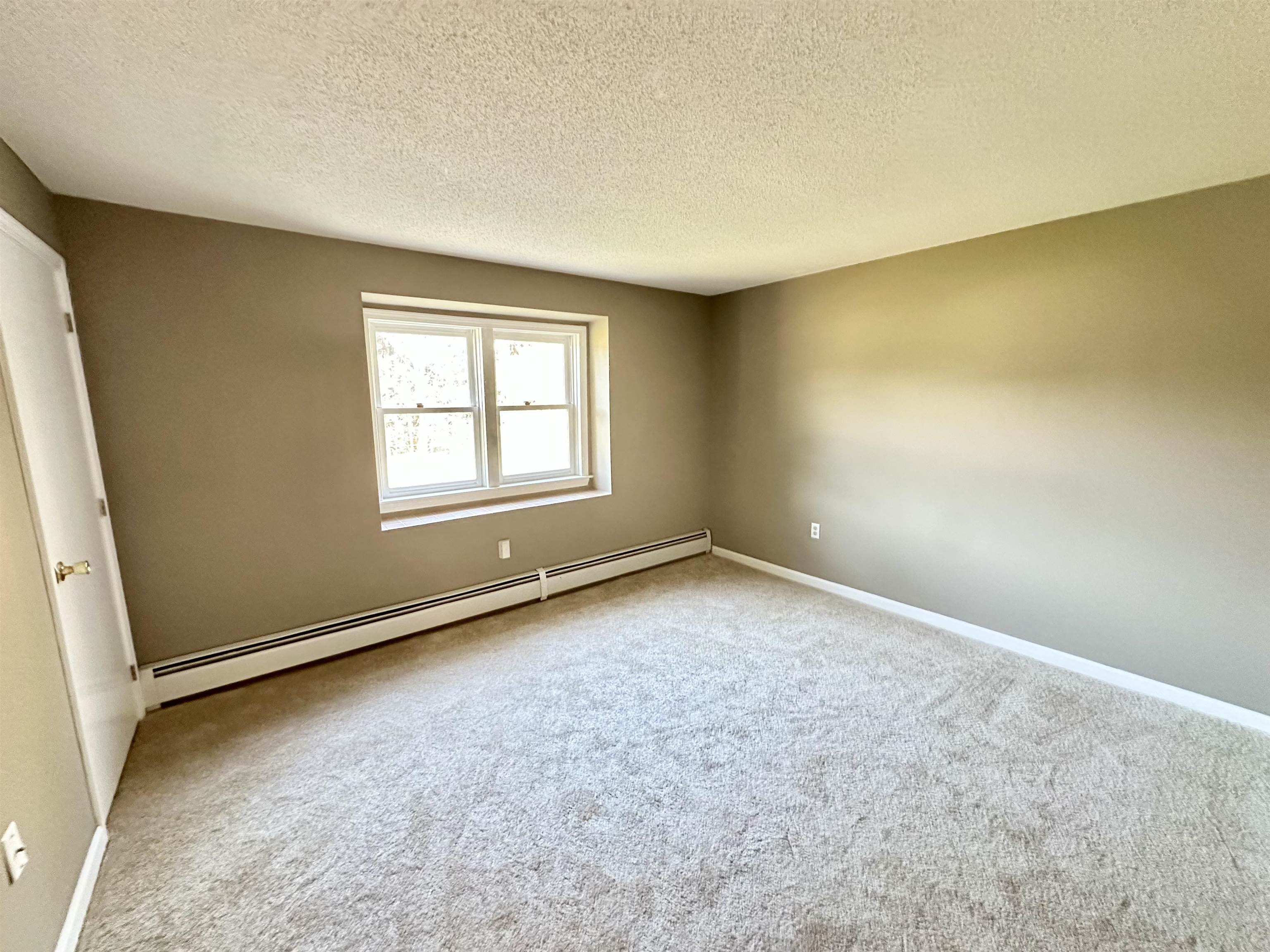 Nashua, New Hampshire 03063, United States, 2 Bedrooms Bedrooms, ,1 BathroomBathrooms,Residential,Pending,112067