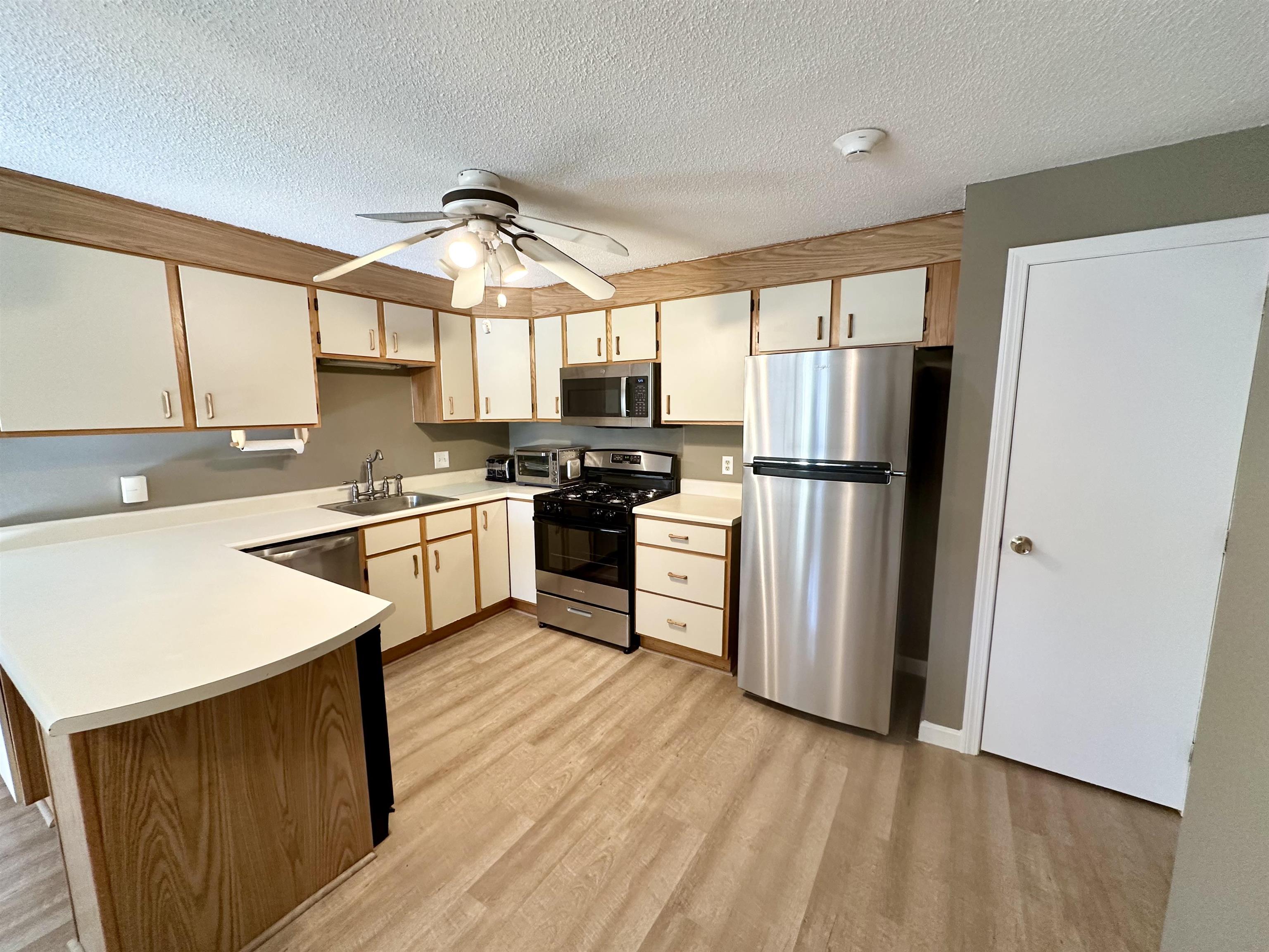 Nashua, New Hampshire 03063, United States, 2 Bedrooms Bedrooms, ,1 BathroomBathrooms,Residential,Pending,112067