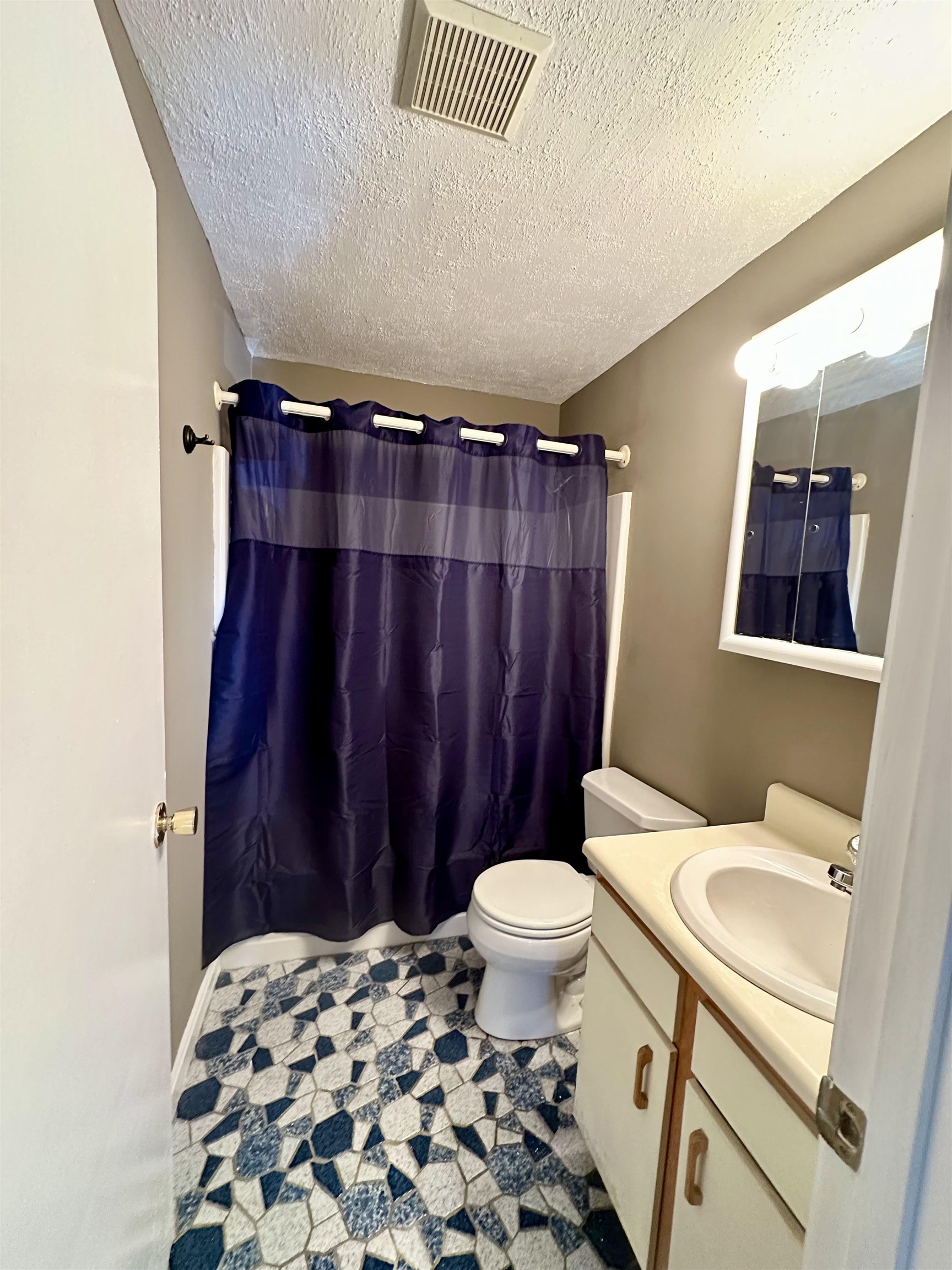 Nashua, New Hampshire 03063, United States, 2 Bedrooms Bedrooms, ,1 BathroomBathrooms,Residential,Pending,112067