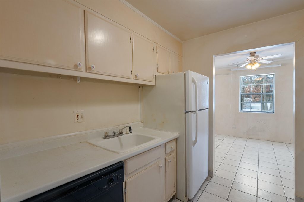 Photo of 5 louisburg Square #11, Nashua, NH 03060 (MLS # 5071418)