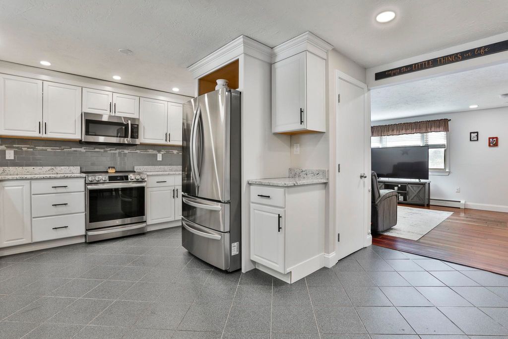 Photo of 67 Kienia Road, Hudson, NH 03051 (MLS # 5078159)