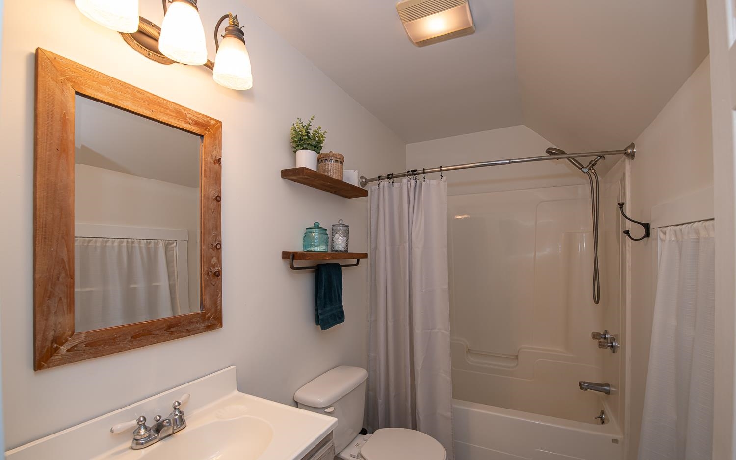 Epping, New Hampshire 03042, United States, 3 Bedrooms Bedrooms, ,2 BathroomsBathrooms,Residential,Pending,131054