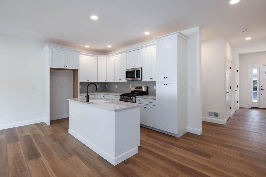 Photo of 1 Dearborn Circle, Goffstown, NH 03045 (MLS # 5071554)