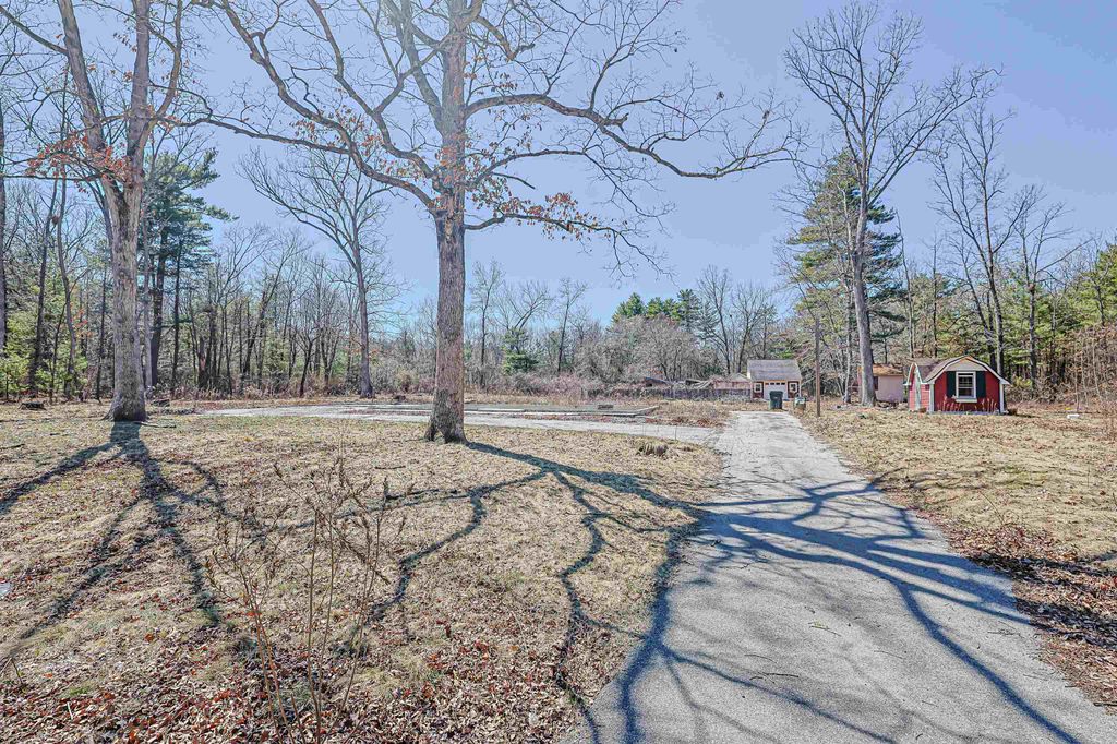 Photo of 12 Winter Circle, Litchfield, NH 03052 (MLS # 5082854)