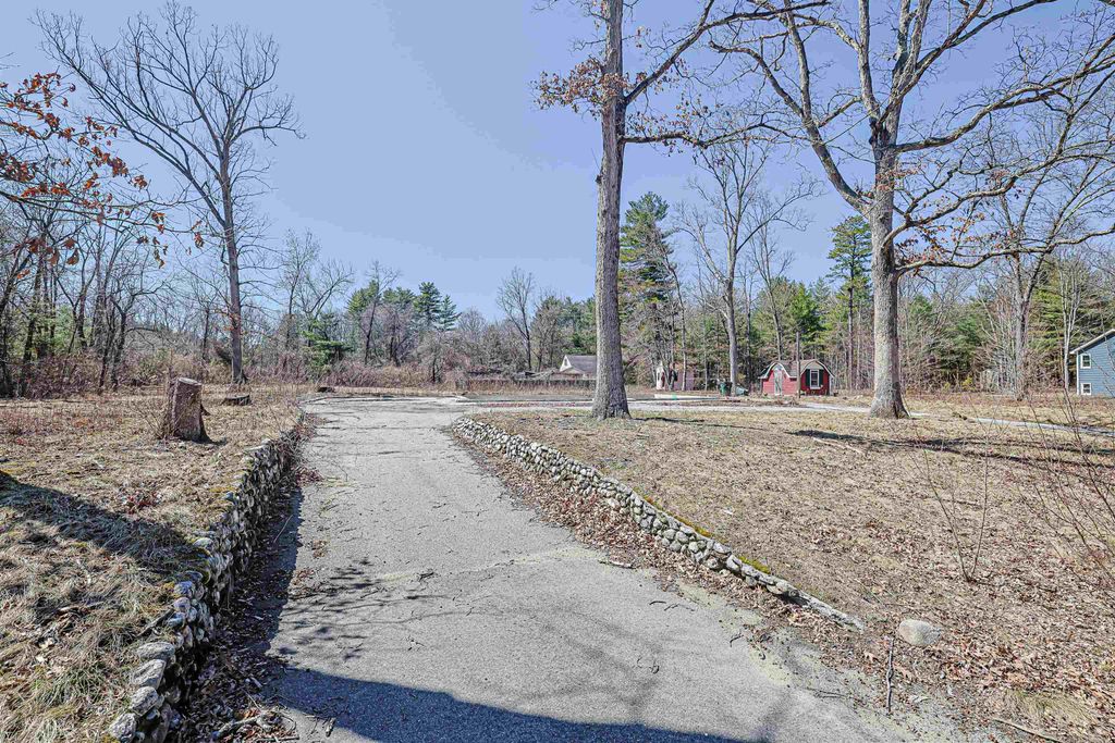 Photo of 12 Winter Circle, Litchfield, NH 03052 (MLS # 5082854)
