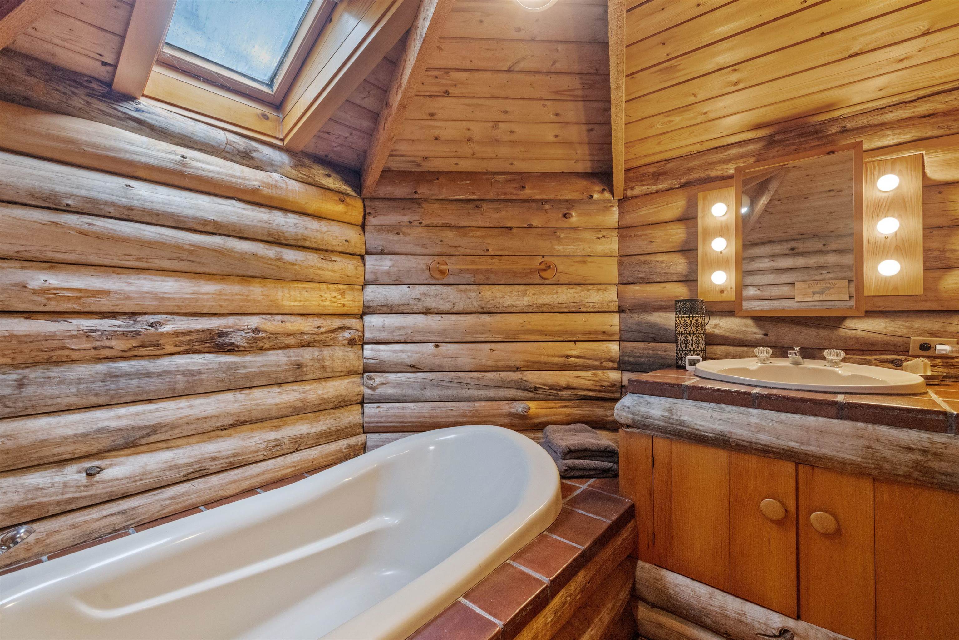 Columbia, New Hampshire 03576, United States, 6 Bedrooms Bedrooms, ,5 BathroomsBathrooms,Residential,Active,141463