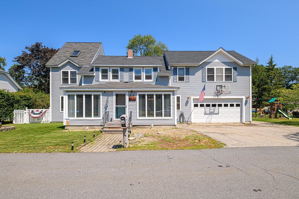Photo of 12 Davis Park, Plaistow, NH 03865 (MLS # 5054921)