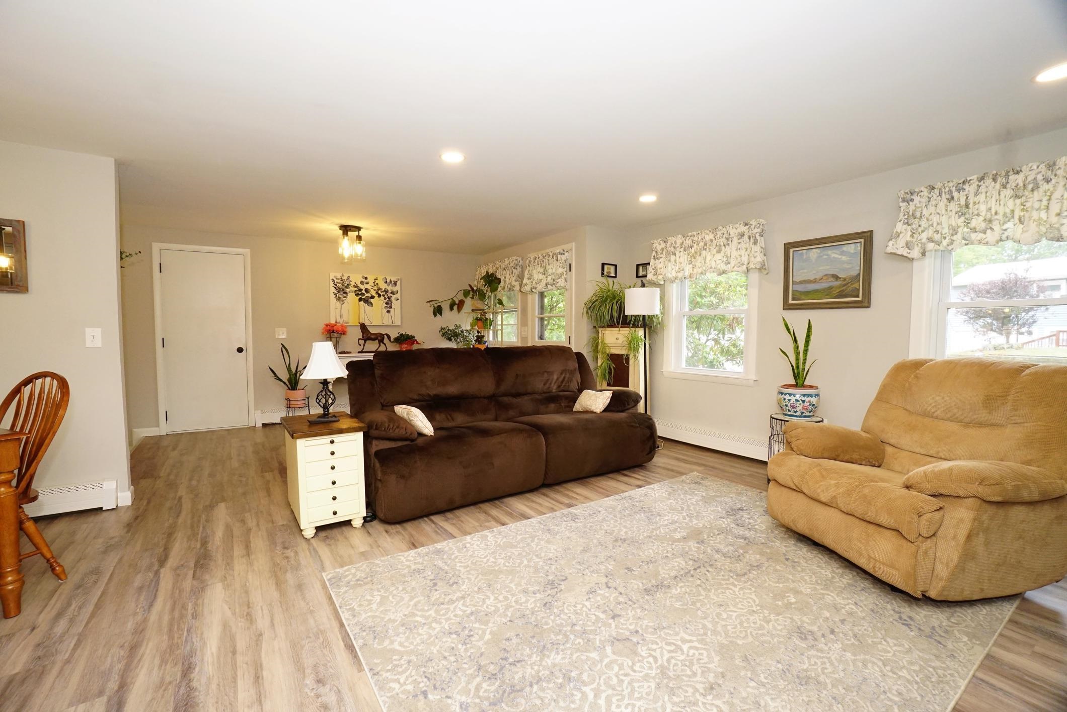 Manchester, New Hampshire 03109, United States, 3 Bedrooms Bedrooms, ,2 BathroomsBathrooms,Residential,Pending,201087