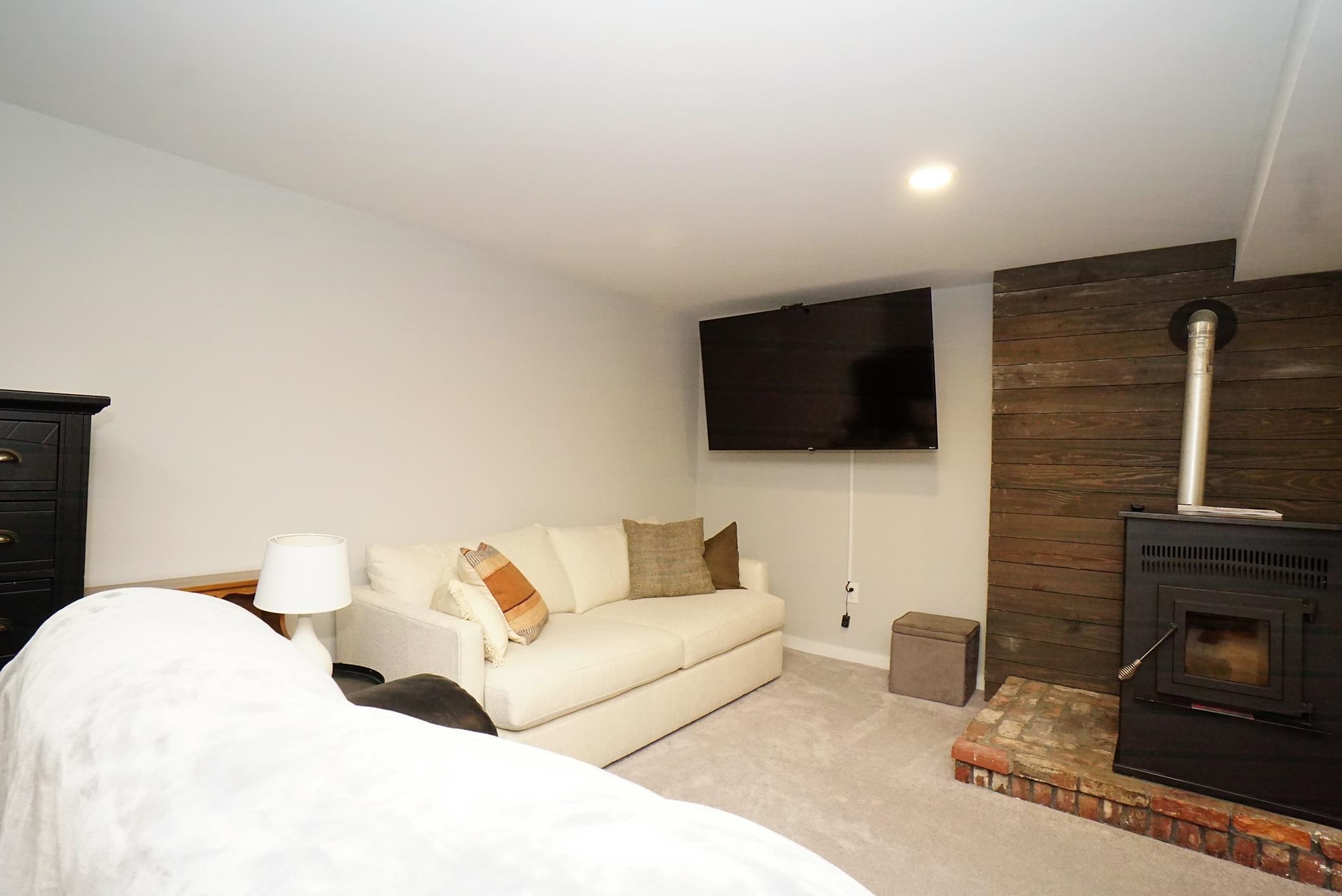 Manchester, New Hampshire 03109, United States, 3 Bedrooms Bedrooms, ,2 BathroomsBathrooms,Residential,Pending,201087